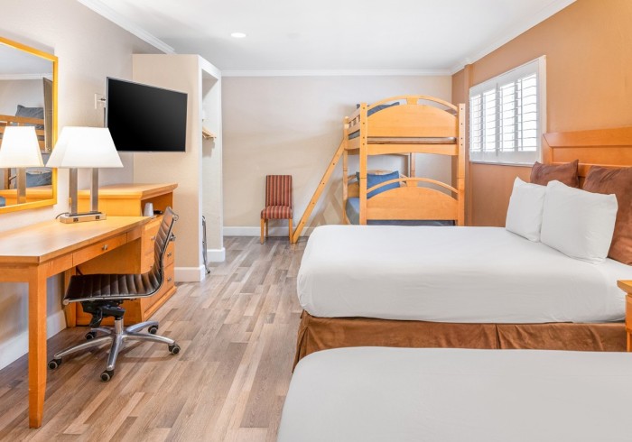 Anaheim Islander Inn and Suites — photo 25 of 33